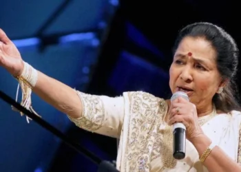 Asha Bhosle Mesmerizes at 91 with Tauba Tauba Performance in Dubai