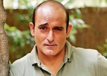 Akshaye Khanna’s ‘Dhurandhar’ Entry Goes Viral: The Unscripted Swagger of Rehman Dakait